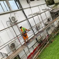 Travaux de rénovation et peinture sur bâtiment