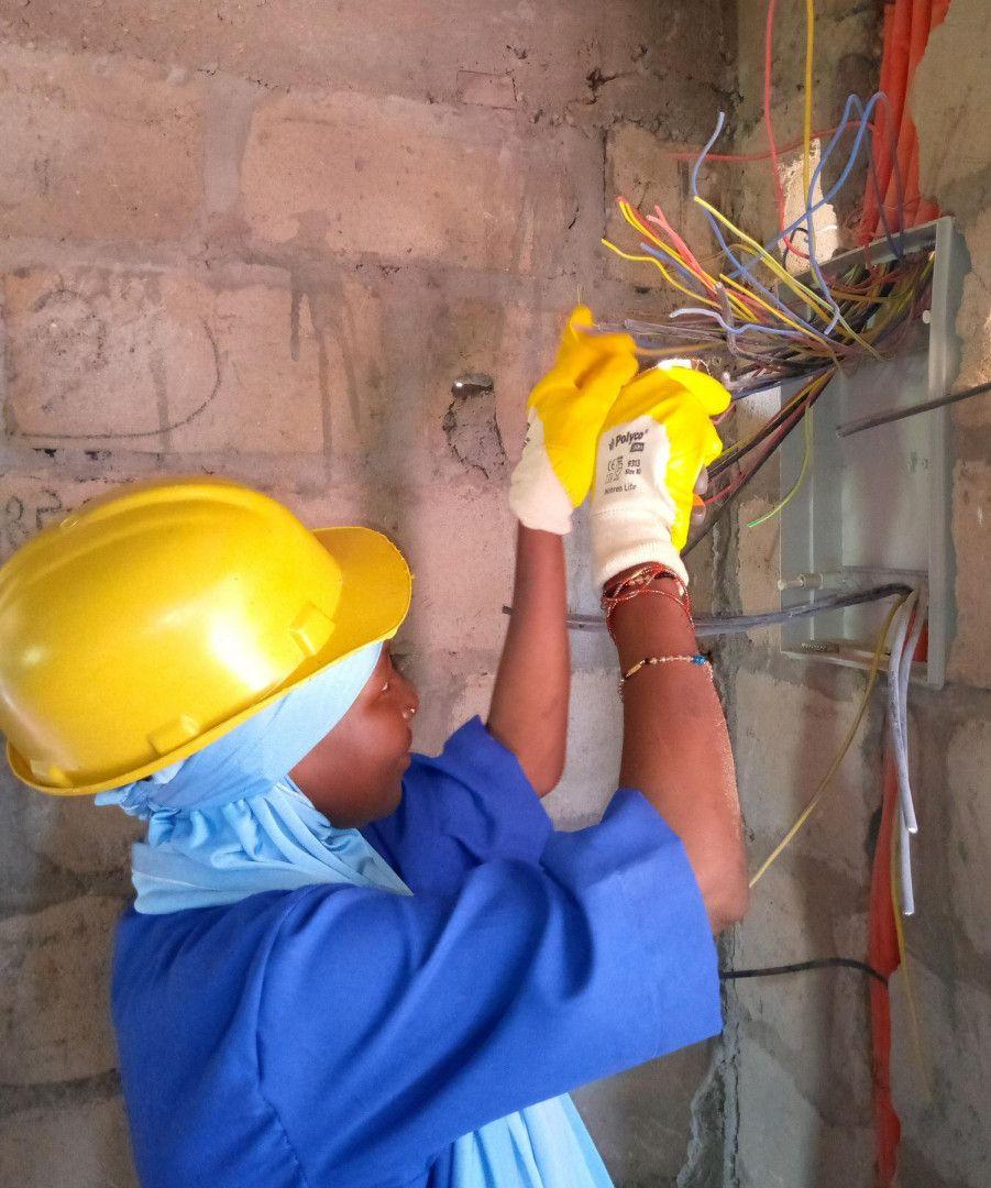 Technicien réalisant une rénovation électrique